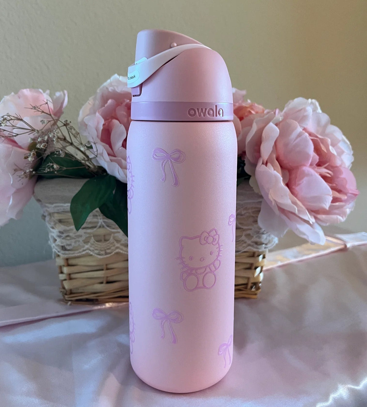 Hello kitty 32 Oz Freesip Bottle